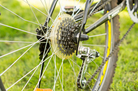 自行车车轮与针织针, 踏板和链条。活动步行
