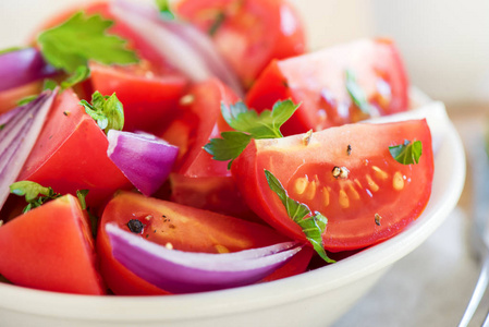 番茄沙拉配洋葱, 欧芹和黑胡椒碗健康素食素饮食有机食品开胃菜