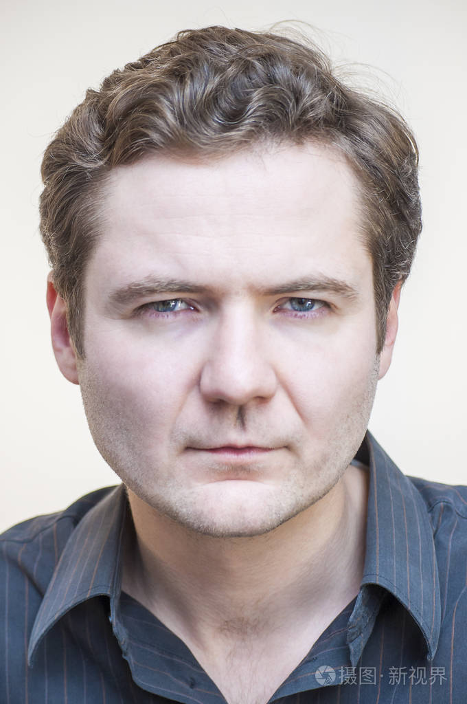 年轻的白种人种族的肖像皱着眉头男子看可疑 mistrustfully 固定在