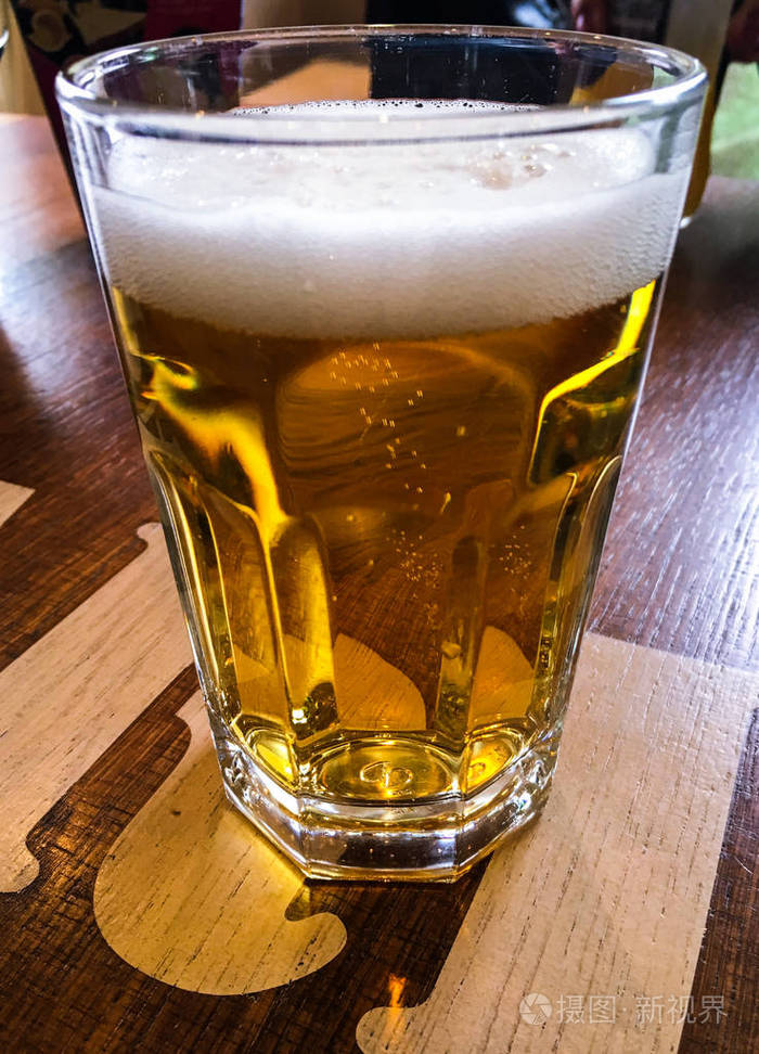 喝杯啤酒杯子纹理图案或木制背景与文本或图像的空间特写镜头的啤酒