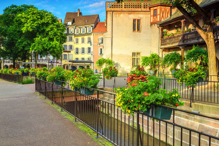 魔法街与五颜六色的花装饰在法国斯特拉斯堡的欧洲