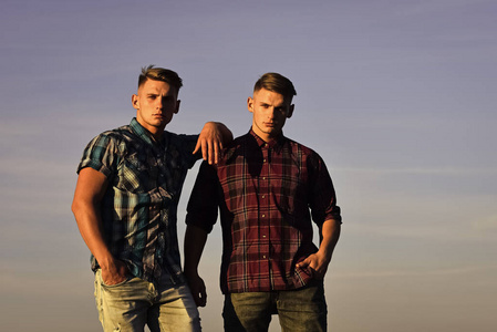 双胞胎兄弟图片