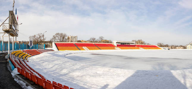 在冬天白雪覆盖的体育场