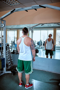 男人做锻炼，对在健身房健身机