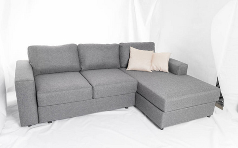 灰色的现代沙发，孤立的白色背景上的影棚拍摄