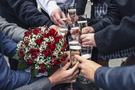 庆祝快乐活动的人们会碰面香槟双手和眼镜特写镜头