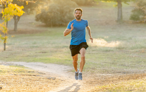 愉快的赛跑者在运动服奔跑训练马拉松在公园外面在日落在美丽的夏天天体育健康生活方式和慢跑越野训练锻炼户外概念