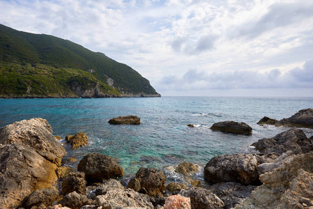 美丽的海景与绿松石水, 悬崖和大海。阳光明媚温暖的热带天气。在地中海旅行的背景。希腊。欧洲