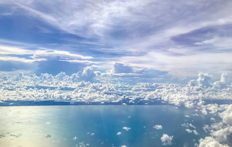 云景。美丽的云, 天空和大海, 从飞机窗口的鸟图。蓝天与海洋在云彩之上