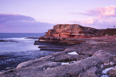 长时间曝光拍摄美丽的岩石形式和海
