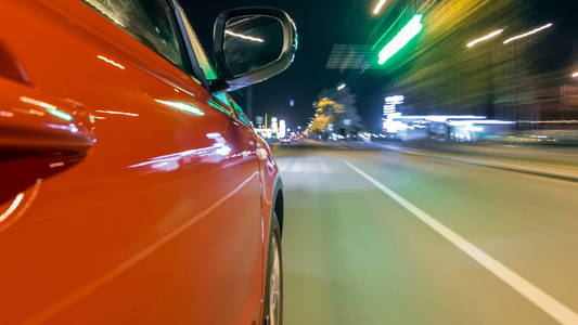 Drivelapse 从高速汽车一侧移动在城市延时延时拍摄的夜间大道上, 道路上的灯光在汽车上高速反射。现代城市的快速节奏