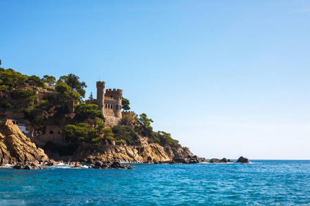 lloret de 3月. 2018年9月。西班牙。在阳光明媚的日子里, 岩石上的堡垒的景色。海景