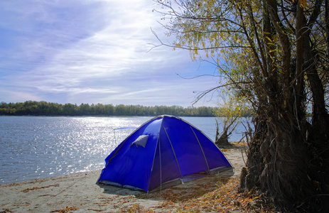 在西伯利亚的额尔齐斯河河岸边设置了大型的孤独蓝色帐篷.