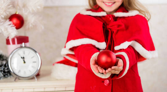 孩子们可以通过创造自己的装饰品来照亮圣诞树。圣诞舞会传统装饰。顶级圣诞节装饰的想法为儿童房。儿童红色服装举行圣诞饰品球