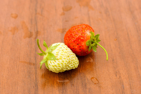 白色和红色的草莓躺在阳光下。美味甜美的甜点浆果。维生素