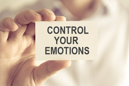 商人拿着控制你的情绪留言卡图片