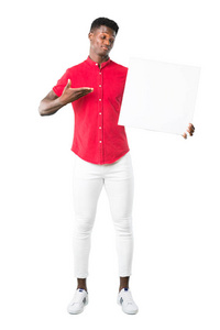 全身体的年轻非洲裔美国人持有一个空白的白色标语牌插入一个概念的白色背景