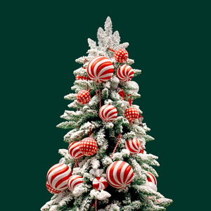 装饰美丽的圣诞树查出在绿色背景