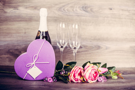 情人节。香槟, 酒杯, 礼物在一个盒子和玫瑰。预约, 生日。理念 幸福, 节日