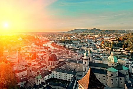 美丽的日落鸟图在萨尔茨堡, 奥地利, 欧洲。莫扎特诞生的阿尔卑斯山城市。秋天从费斯顿霍恩萨尔茨堡全景欣赏萨尔茨堡天际线。著名的小