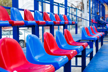 体育场球迷论坛报。空蓝色和红色塑料彩色体育场座位。抽象与体育理念