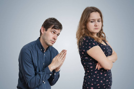 年轻人请求宽恕年轻愤怒的女人照片