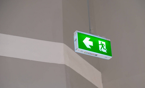 消防出口指示灯.绿色紧急出口标志, 显示逃生通道照片