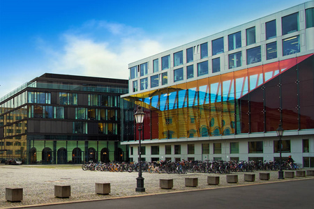 在一个阳光明媚的夏日里, 德国慕尼黑的现代五颜六色的建筑