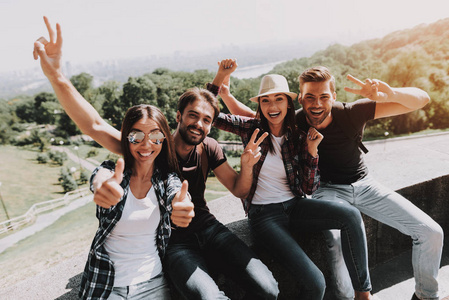 年轻的游客享受夏日阳光明媚的日子.旅游,友谊和人的概念照片