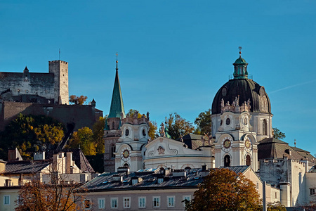 萨尔茨堡天际线上的美丽景色与 festung hohensalzburg 在夏天, 萨尔茨堡, 奥地利