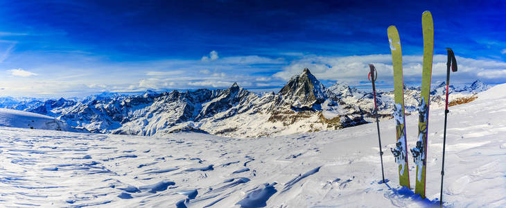 冬季滑雪, 高山和滑雪旅游越野设备上的雪山在阳光明媚的一天, 韦尔比耶瑞士