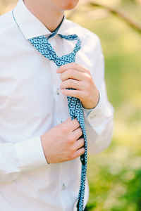 男人把他的领带。新郎绑他的领带。婚礼新郎访问