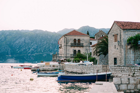 旧镇的 Perast 上的科托尔湾 黑山海岸。Th