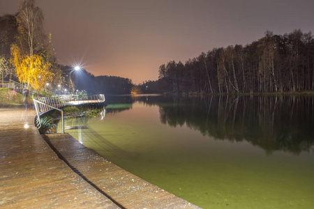 河 pekhorka 的夜堤防在城市 par