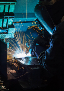 焊接机是焊接钢结构与所有安全设备在工厂