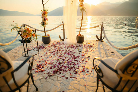 在地板上的玫瑰花瓣。婚礼传统的洗澡 newlywe