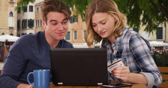 用信用卡和笔记本电脑在线购买的年轻已婚夫妇
