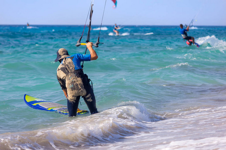 风筝冲浪者在海滩上