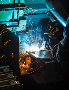 焊接机是焊接钢结构与所有安全设备在工厂
