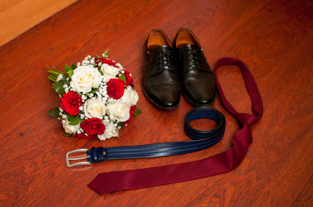 花束鞋带和领带图片