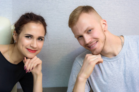 对面, 看上去很不高兴家庭冲突的概念家庭问题年轻不满的夫妻在沙发上