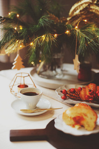 舒适的圣诞节早晨在家里与一杯咖啡和羊角面包
