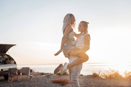 自然中工作了很长时间长金发碧眼的男人感觉快乐触摸他的女朋友的脸无