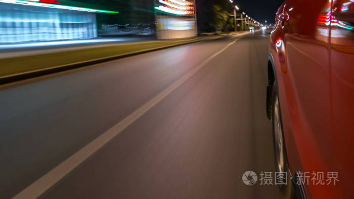 在城市的一条夜航大道上 在一条夜航大道上行驶 道路上的灯光在高速上反射在汽车上 现代城市的快速节奏照片 正版商用图片0tvysa 摄图新视界 在城市的一条夜航大道上 在一条夜航大道上行驶 道路上的灯光在高速上反射在汽车上 现代城市的快速节奏照片 正版商用图片0tvysa 摄图新视界