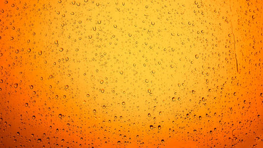 雨水滴上橙色金属