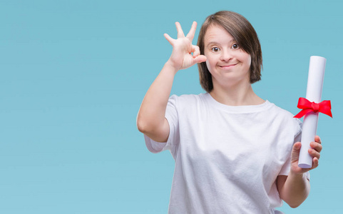 有唐氏综合征的年轻成年女子在孤立背景下做 ok 标志用手指, 优秀标志