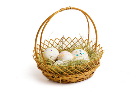 多彩绘的复活节彩蛋在棕色的篮子里