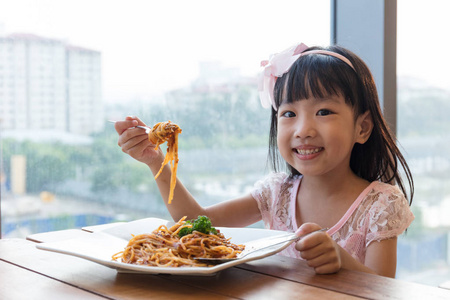 亚洲的中国小女孩吃肉酱