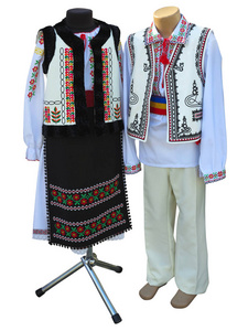 巴尔干罗马尼亚, 保加利亚, 摩尔多瓦刺绣民族传统服装查出的白色背景的衣服