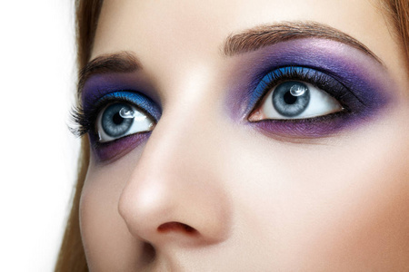 蓝色和紫色的化妆的女性的脸眼
